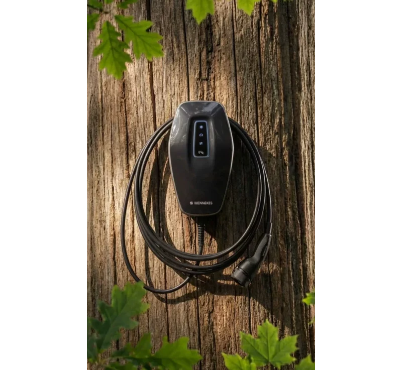 Wallbox von Haus der Energie mit Ladekabel im Vordergrund